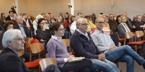 Teilnehmerinnen und Teilnehmer auf der Alsterdorfer Stadtteilversammlung