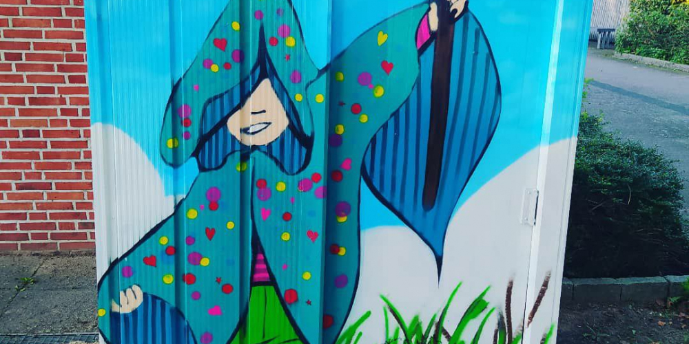Eine kleine wetterfeste Bude mit einem bunten Graffitti ist die 1. Tauschbox in Horn
