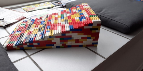 Eine kleine Rampe aus bunten Legosteinen gebaut