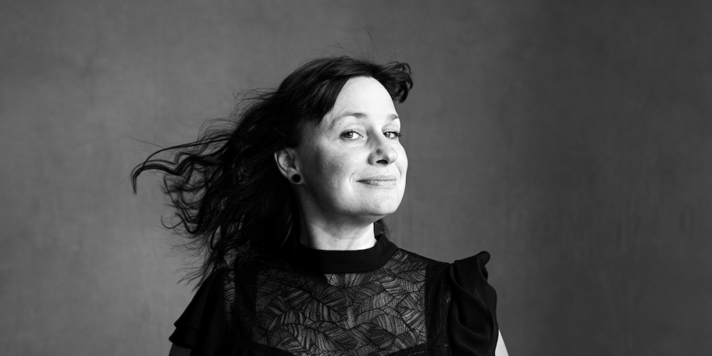 Zu sehen ist ein schwarz-weiß Portrait von Jessica, Friseurmeisterin und Kultursalonneire