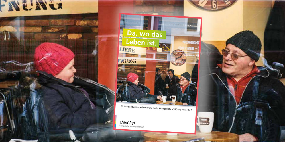 Im Vordergrund das Cover der Broschüre -Da, wo das Leben ist.- Im Hintergrund sitzen 2 Personen im Cafe. 2 Personen sitzen in einem Cafe.