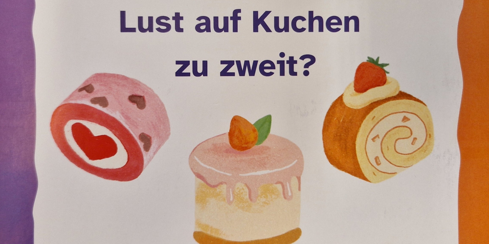 Unter der Überschrift sind auf weißem Hintergrund drei verschiedene Sahnekuchenstücke abgebildet - das Ganze umgeben von einem orange-lilafarbenen Rahmen 