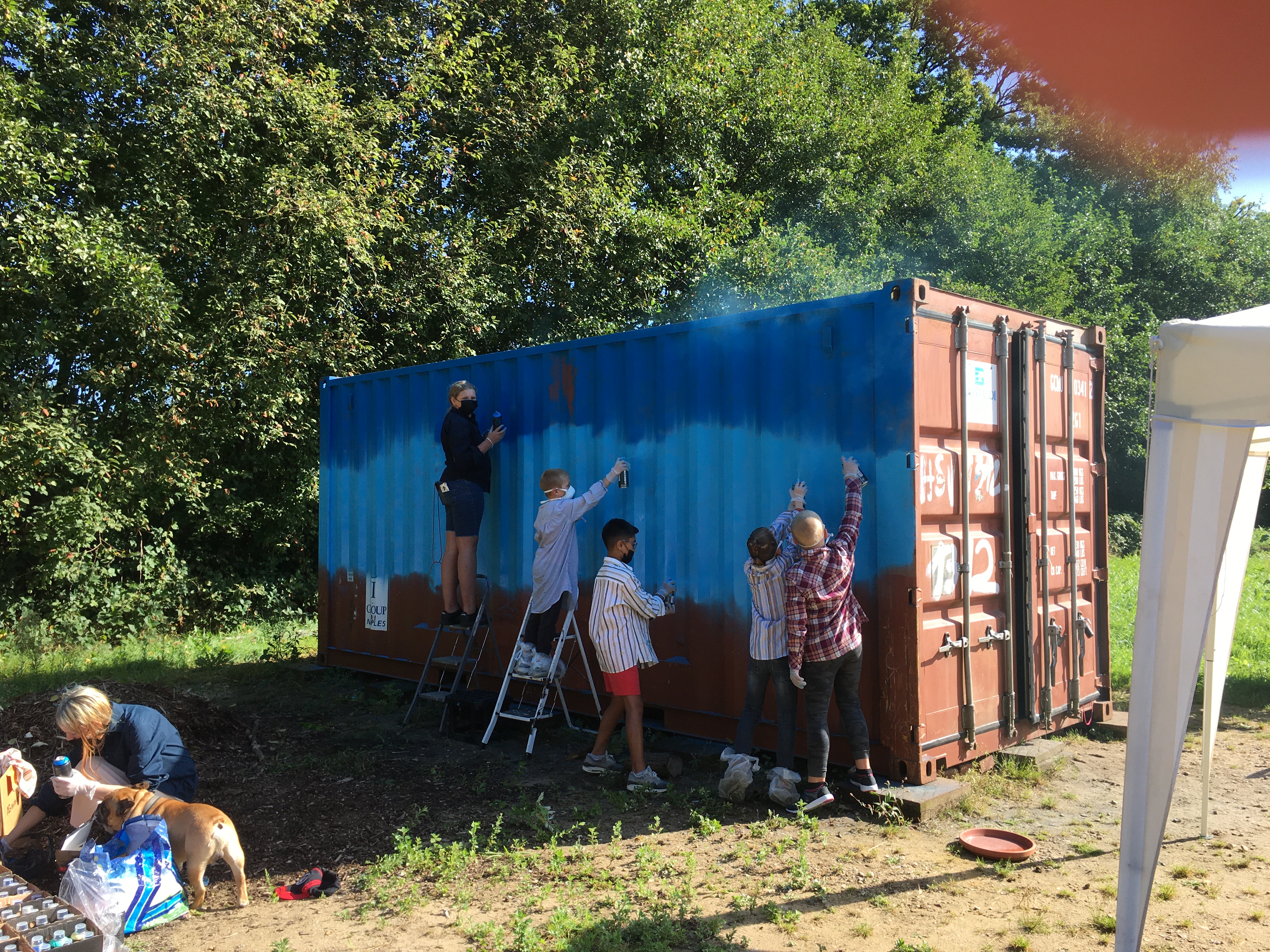 Sprayer*innen bei der Arbeit: Graffiti-Workshop